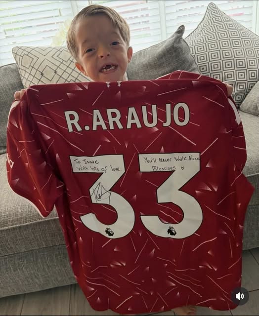 Araujo gives Liverpool fan a jersey